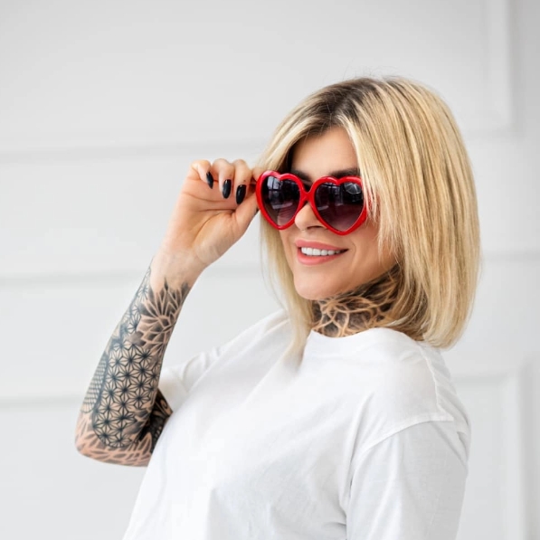 Małgorzata Altwasser uśmiechnięta w okularach