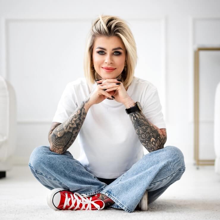 Małgorzata Altwasser siedzi w siadzie krzyżnym i patrzy przed siebie