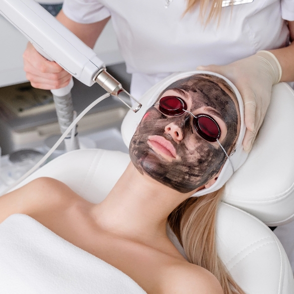 peeling węglowy - kobieta podczas zabiegu